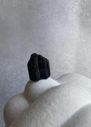 Шерл необроблений натуральний кристал 20*17*12 мм камінь чорний турмалін.1 фото