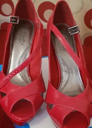 Туфлі з відкритим носком