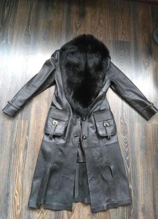 Красиве чорне пальто з натуральної шкіри, розмір l