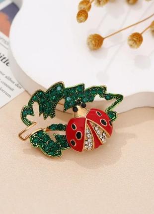 Милейшая брошь подвеска божья коровка на листке, цветные стразы эмаль, бабочка жук пчела пин