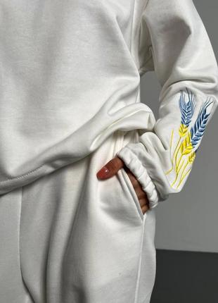 Жіночий весняний спортивний костюм світшот вільного крою та штани з вишивкою розміри 42-524 фото