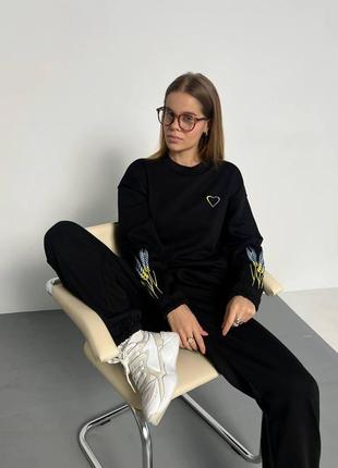 Жіночий весняний спортивний костюм світшот вільного крою та штани з вишивкою розміри 42-522 фото