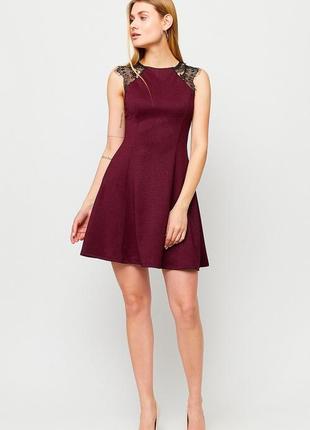 Платье приталенного кроя и расклешенное к низу из эластичного трикотажа с блеском