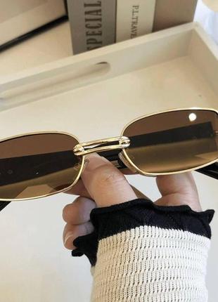 Сонцезахисні окуляри з кільцем-пірсингом. коричневі в золотій оправі