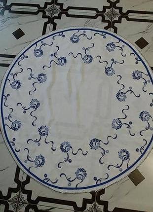 Скатертину на круглий стіл з вишивкою