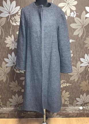 Стильне пальто. cos