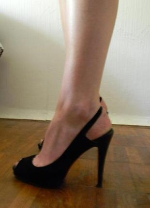 Босоніжки з червоною підошвою на високій шпильці