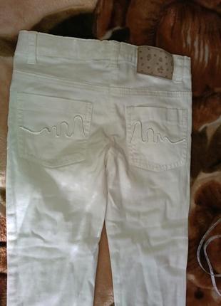 Белые брюки под легкий джинс4 фото