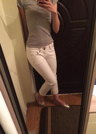 Укорочені білі джинси