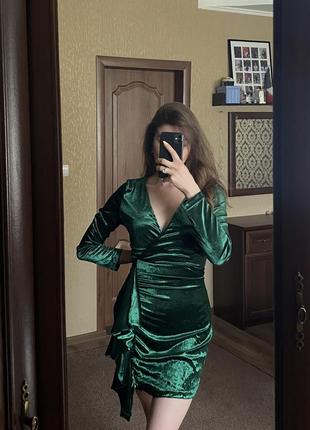 Зеленое платье с асимметрией платье с рукавами