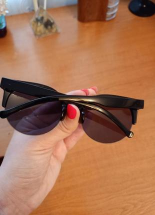 Женские солнцезащитные очки черного цвета и леопардовым принтом3 фото