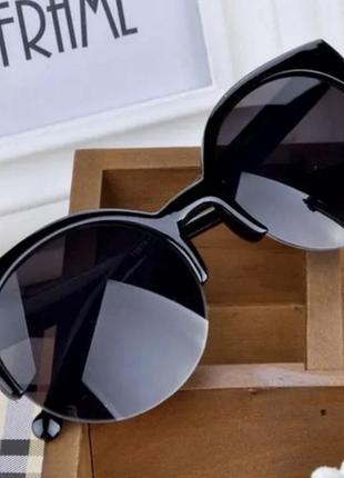 Женские солнцезащитные очки черного цвета и леопардовым принтом4 фото