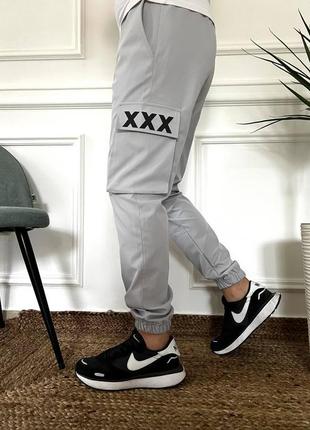 Мужские повседневные коттоновые брюки карго с боковыми карманами светло-серые6 фото
