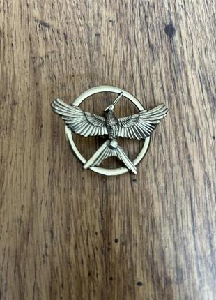 Значок сойка-пересмешница (голодные игры)