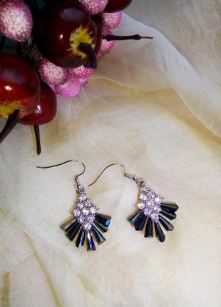 Очень красивые серьги с камушками и веером хамелеоном