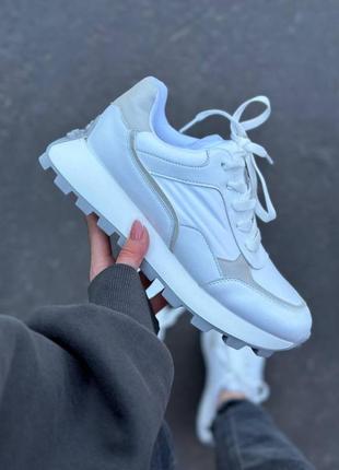 Кросівки жіночі