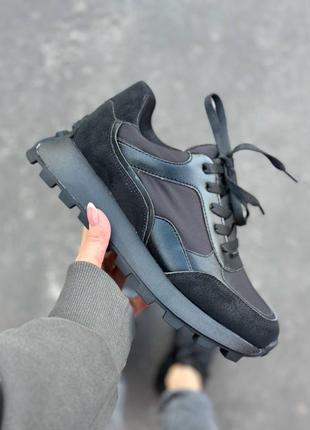 Кросівки жіночі