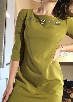 Зеленое платье со сверкающими вставками