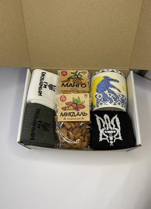 Мужской подарочный бокс с носками, чашкой и сладостями на день рождения