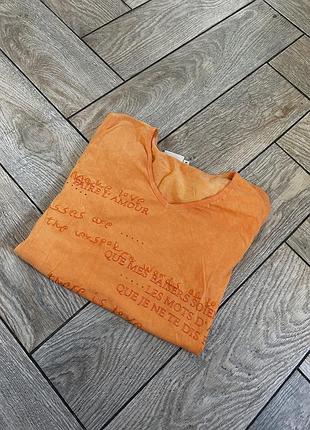 Помаранчева футболка