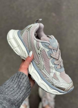 Кросівки жіночі