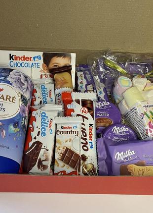 Жіночий подарунковий бокс з чаєм, солодощами kinder та milka на день народження