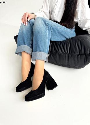 Класичні зручні туфлі шкіряні замшеві на товстих комфортних підборах з квадраним носиком чорні білі бежеві6 фото
