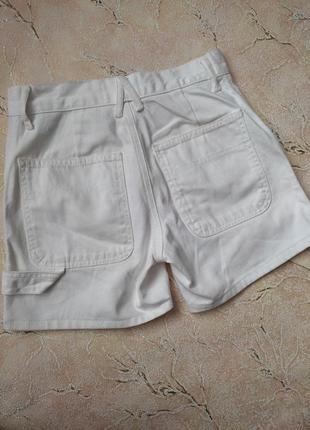 Белосежные джинсовые шорты с карманами4 фото