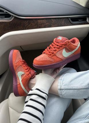 Nike sb dunk mystic red