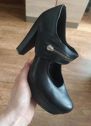 Кожаные туфли с ремешком в стиле мэри джейн