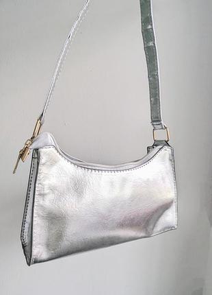 Маленькая серебристая сумочка с тиснением