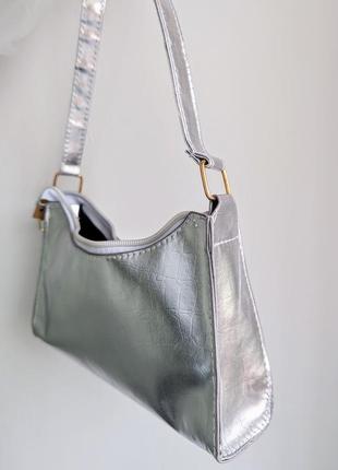 Маленькая серебристая сумочка с тиснением