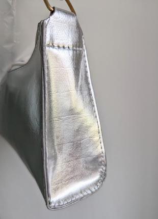 Маленькая серебристая сумочка с тиснением