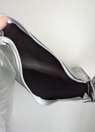 Маленькая серебристая сумочка с тиснением