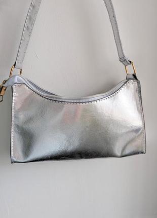 Маленькая серебристая сумочка с тиснением