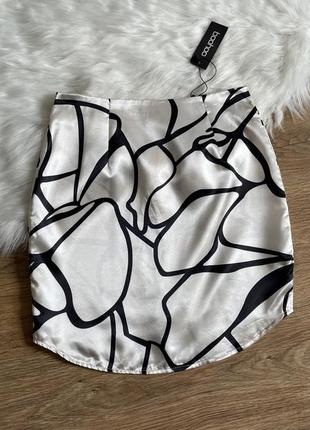 Мини-юбка с абстрактным принтом белая boohoo размер 345 фото