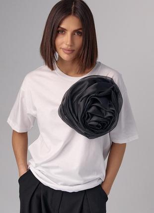 Женская футболка с большим объемным цветком3 фото