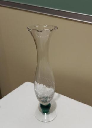 Небольшая прозрачная ваза из стекла1 фото