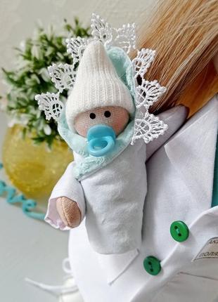 Інтер'єрна лялька ручної роботи лікар з немовлятком1 фото