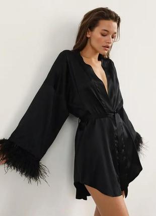 Атласний халат з пір'ям