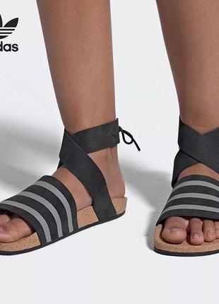 Оригінальні босоніжки adidas