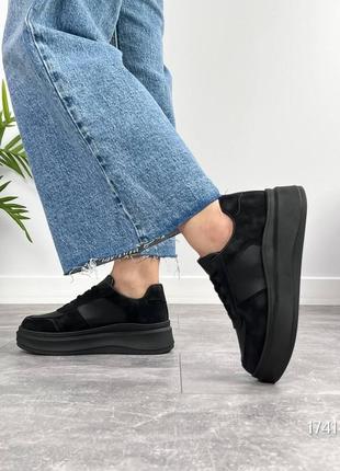 Базовые удобные черные кроссовки на утолщенной подошве