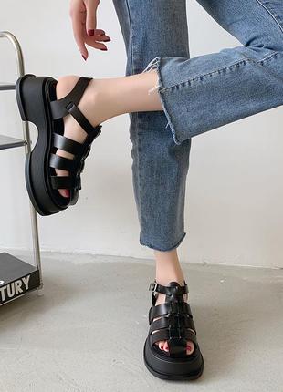 Черные стильные сандалии на платформе4 фото