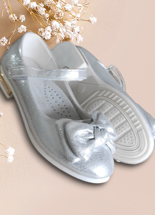 Красиві туфлі для дівчинки з бантиком під плаття святкові срібло9 фото