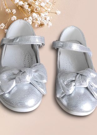 Красиві туфлі для дівчинки з бантиком під плаття святкові срібло1 фото