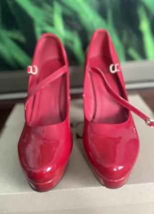 Красные туфли на каблуке