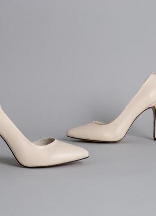 Туфлі човники на каблуку жіночі шкіряні світло-бежевого кольору6 фото