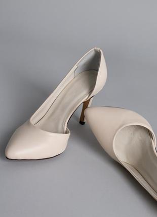 Туфлі човники на каблуку жіночі шкіряні світло-бежевого кольору3 фото