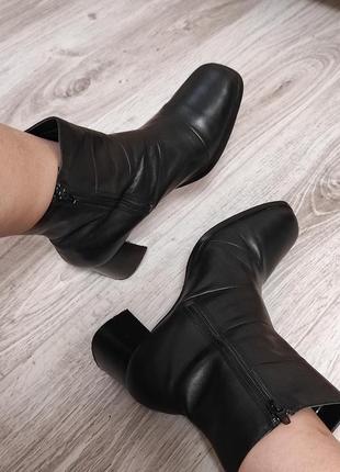 Трендовые кожаные ботинки сапоги с квадратным носком