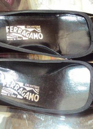 Продам туфлі salvatore ferragamo,натуральний лак і шкіра,італія